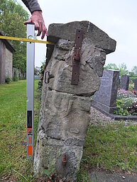 Schiefe Mauer