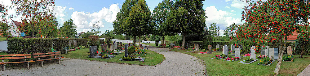 Der Jochsberger Friedhof nach dem Heckenschnitt
