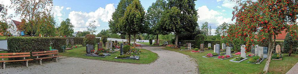 Der Jochsberger Friedhof nach dem Heckenschnitt